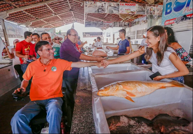Amadeu campos e Décio solano visitam o mercado do peixe