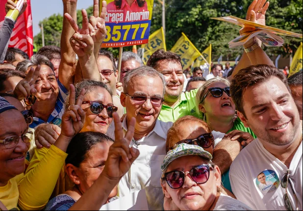 Firmino Filho faz caminhada no bairro Dirceu 