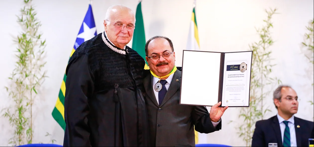 Autoridade homenageada com medalha do colar do mérito