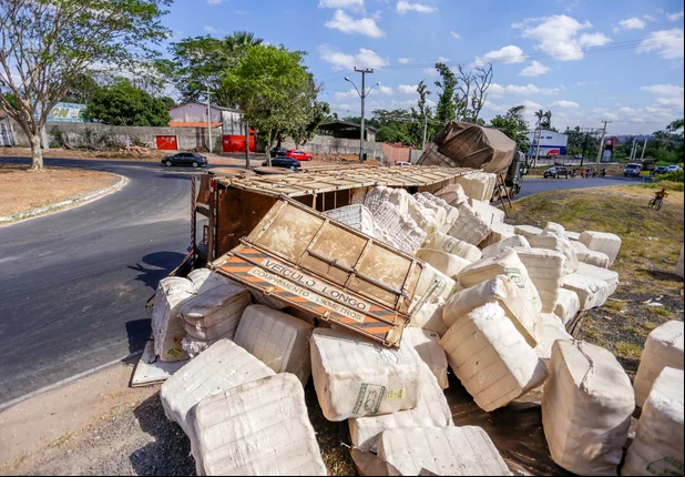 Caminhão carregado de algodão tomba na BR 343 em Teresina