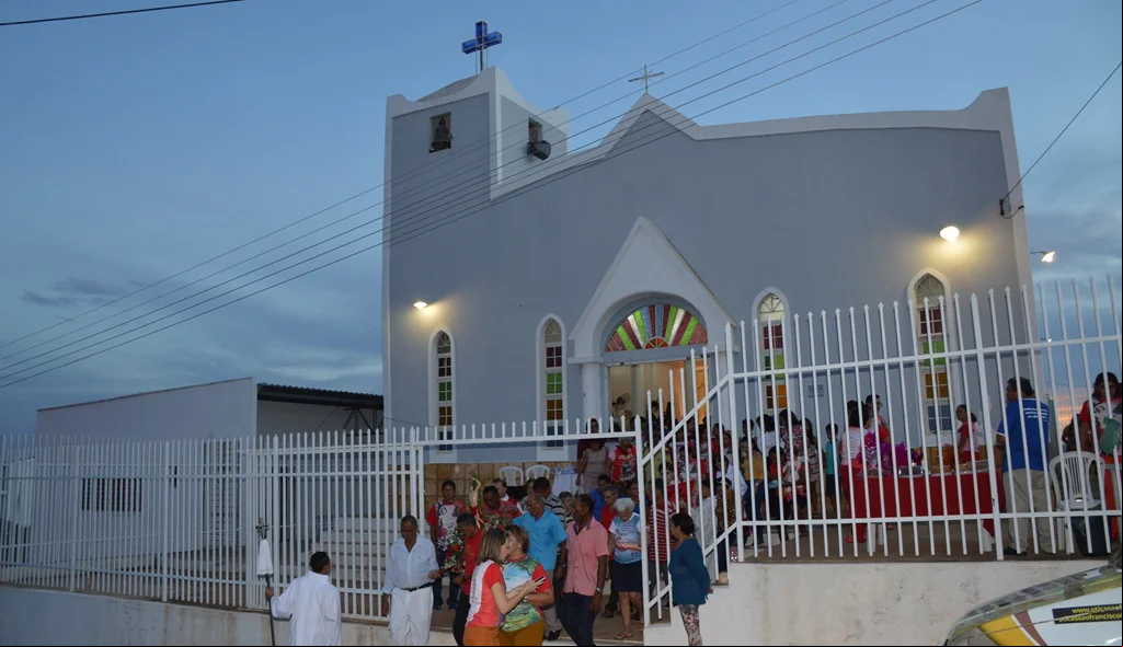 Devotos deixam a igreja em procissão