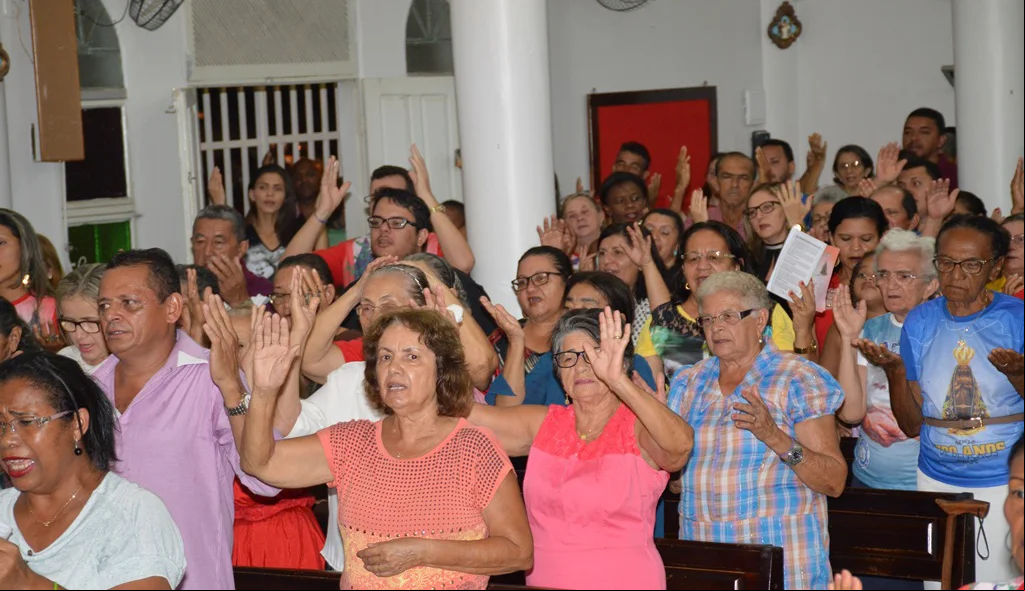 Durante a missa acontecem momentos de devoção