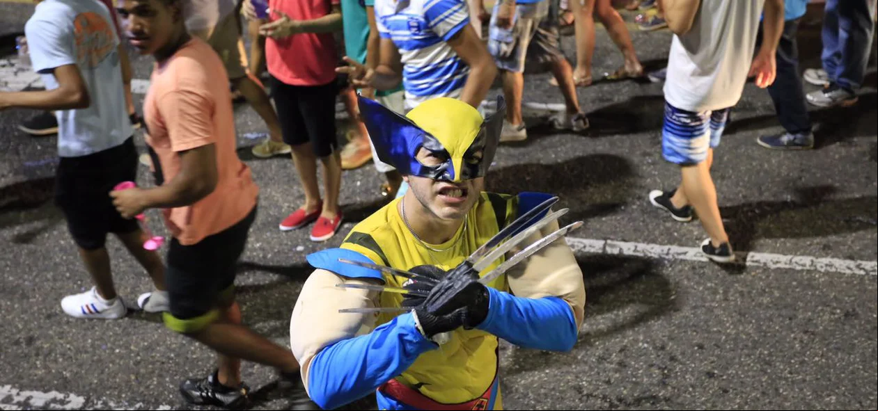 Folião fantasiado de Wolverine no Corso 2017