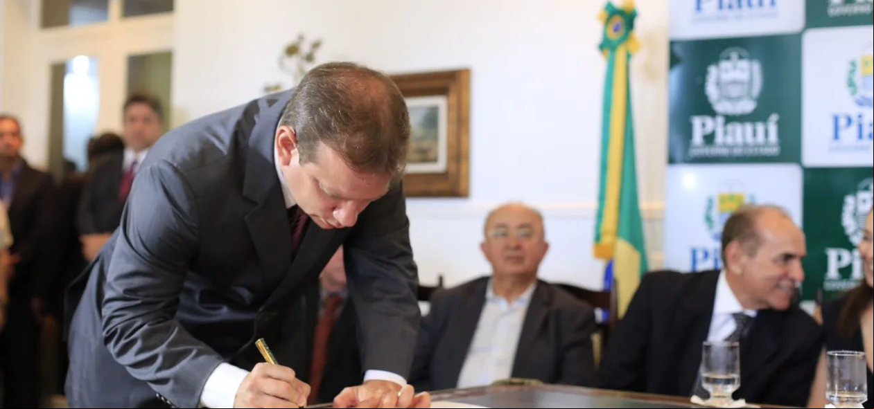 Castro Neto assina posse