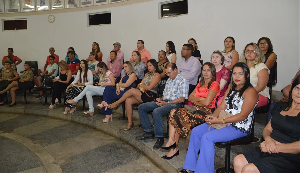 Convidados acompanham sessão solene