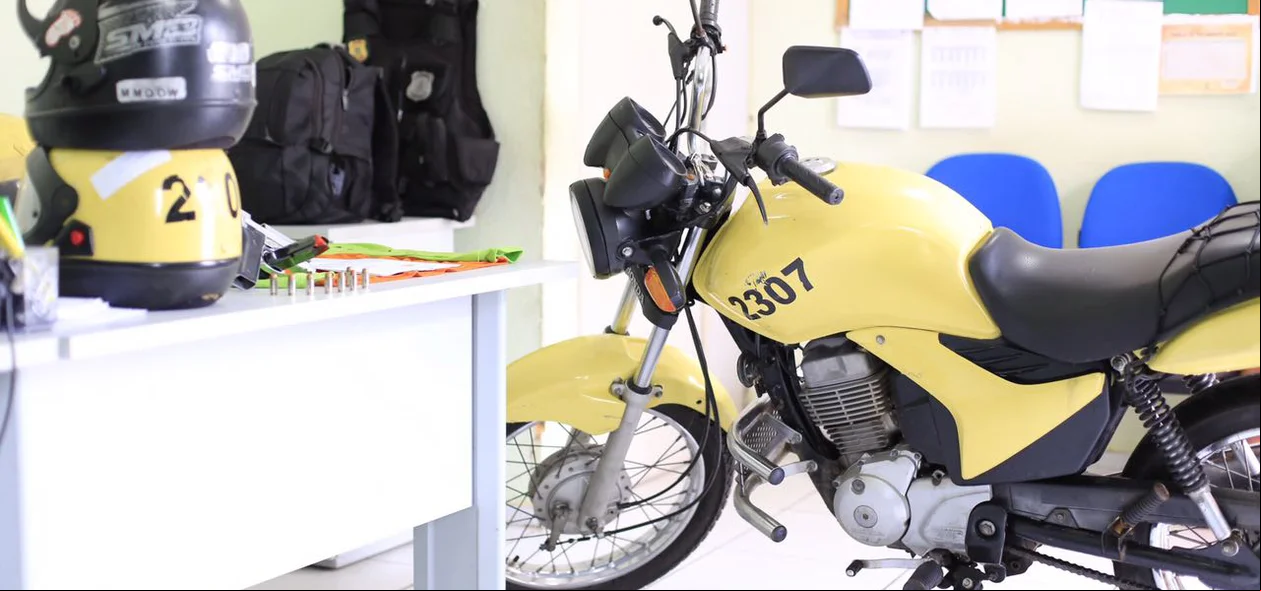 Motocicleta e arma apreendidas