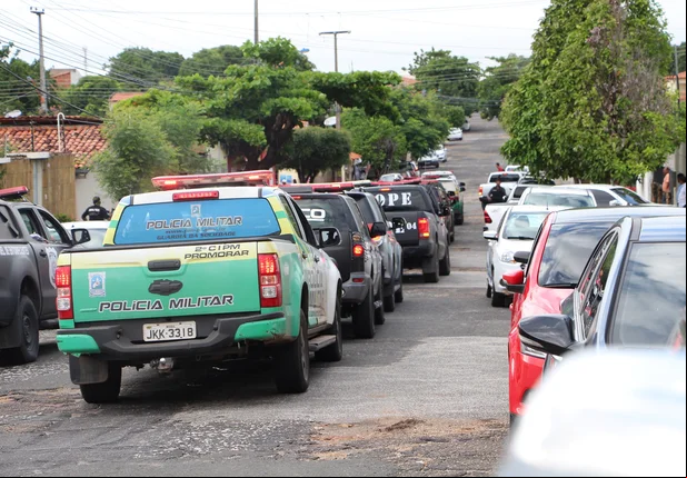 Viaturas conduzindo os 13 presos