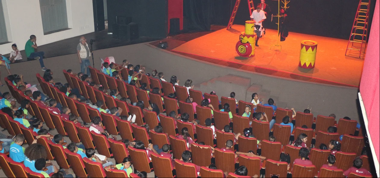Apresentação dos Mequetrefe no Theatro 4 de Setembro