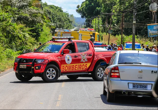 Moradores bloqueiam PI-112 e impedem tráfego durante toda a manhã
