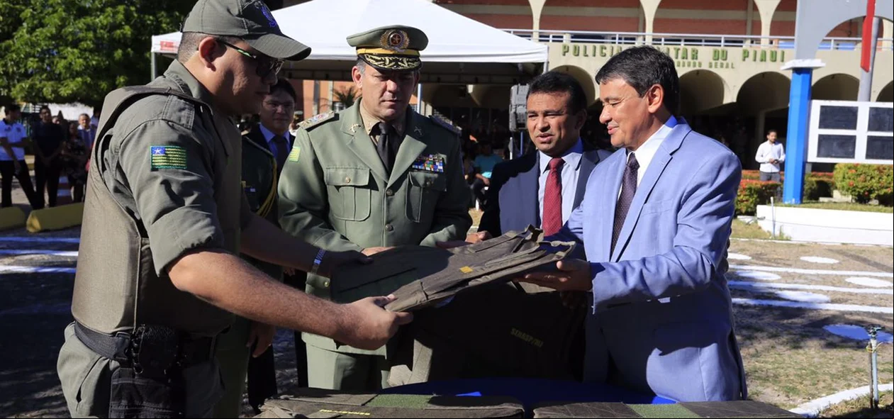 Entrega de coletes para a Polícia Militar