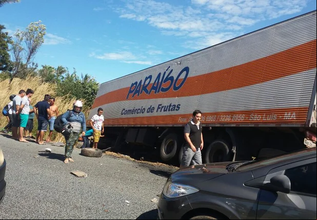 Colisão entre automóvel e caminhão na estaca zero