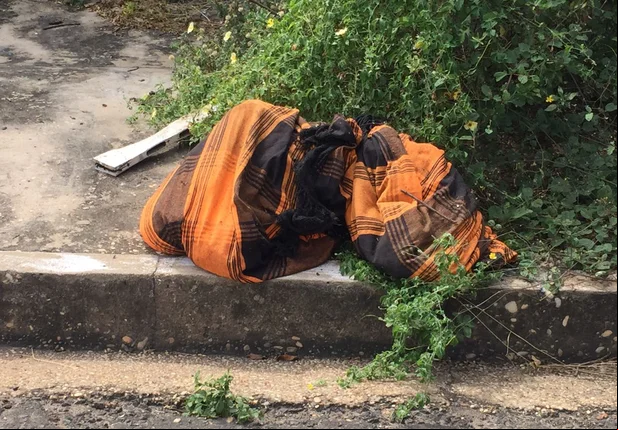 Corpo é encontrado enrolado em rede na zona leste de Teresina