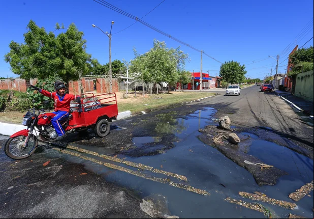 Cratera na avenida Frei Serafim prejudica tráfego de veículos