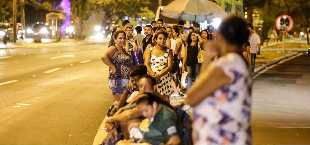 Teresinenses esperando o ônibus 