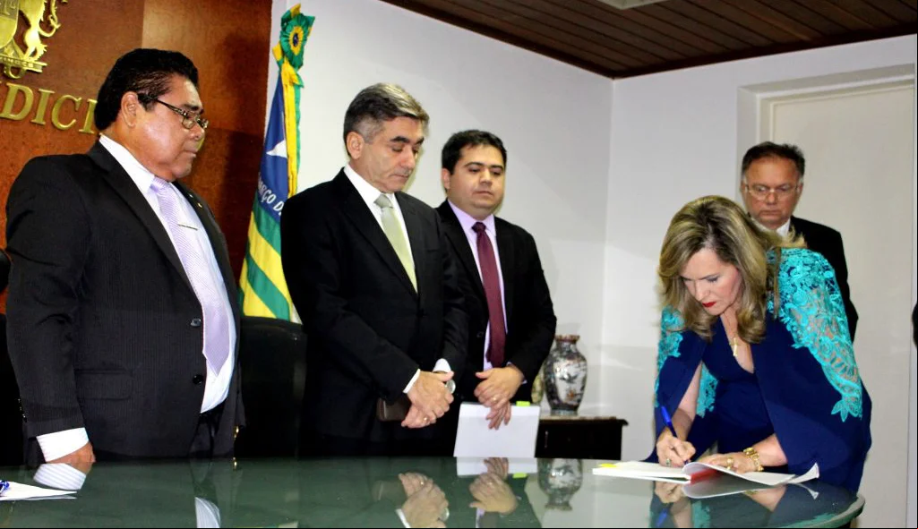 Juíza Lígia Sampaio assina termo de posse