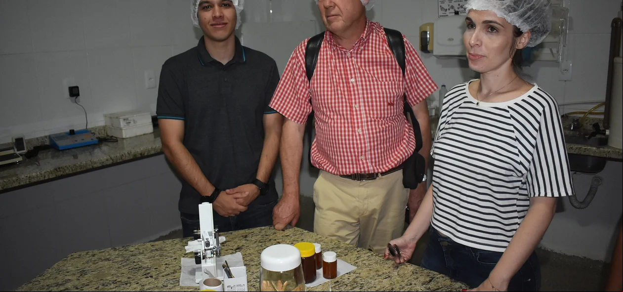 Thierry Durosselle recebendo informações importantes com os produtores de mel