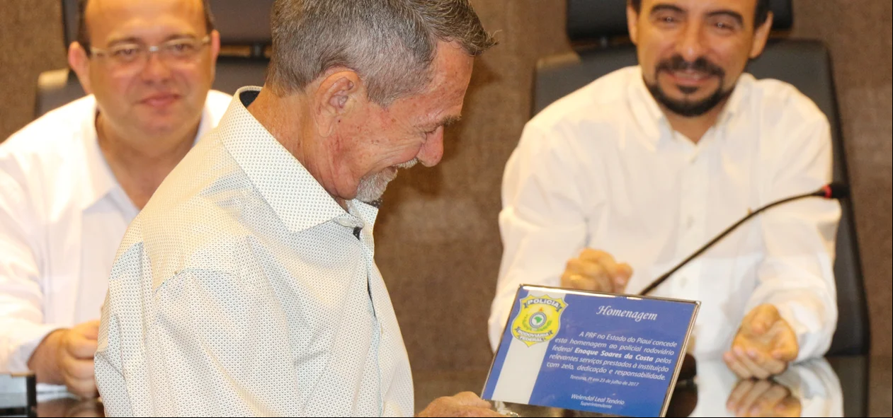 Inspetor aposentado se emociona com a homenagem