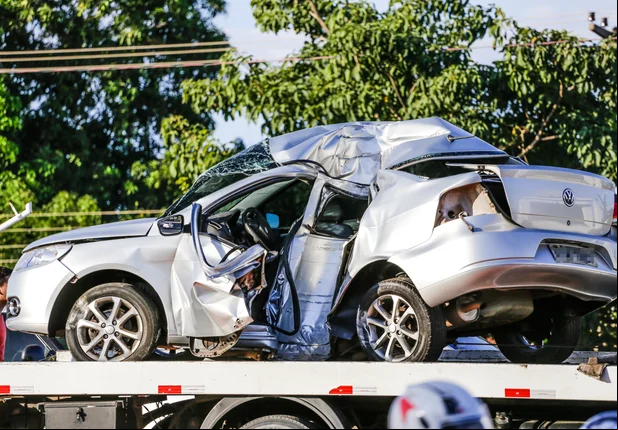 Motorista colide veículo em poste na BR-316 em Teresina 