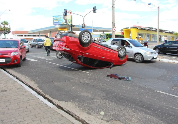 Mulher e criança ficam feridas após veículo capotar em Teresina