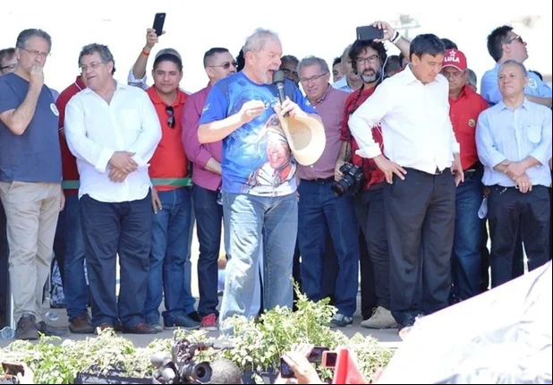 Lula faz discurso de candidato durante ato público em Picos