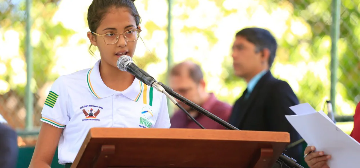 Jovem fala durante entrega de reforma