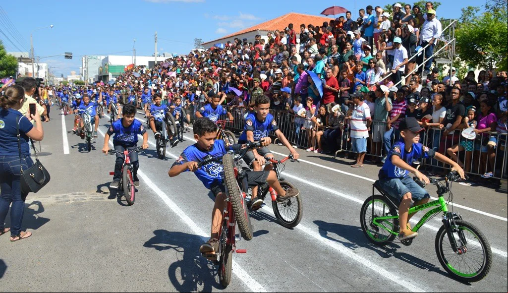 Ciclistas abrilhantaram o desfile