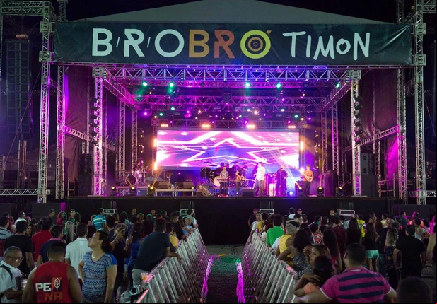 Os Paralamas do Sucesso arrastam multidão no B-R-O-BRÓ