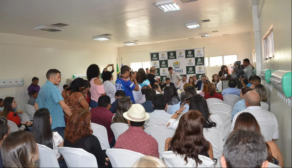 Solenidade reúne autoridades e populares