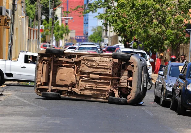Veículo tomba após colisão na rua Quintino Bocaiúva