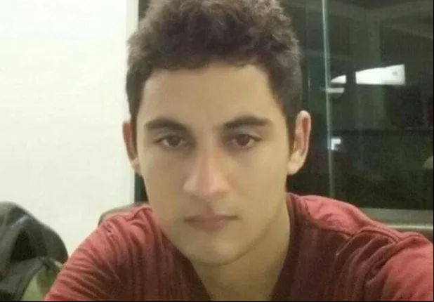 Jovem morre após colidir motocicleta em ônibus escolar 