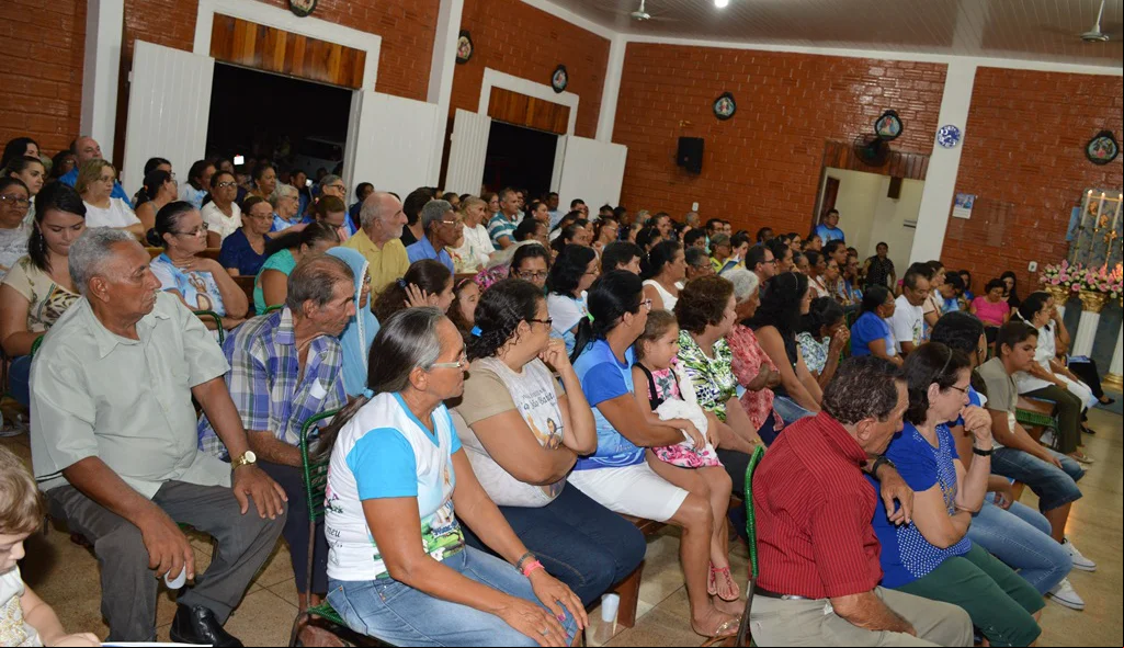 Fiéis acompanham atentamente a celebração