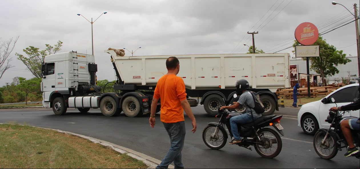 Caminhão envolvido no primeiro acidente