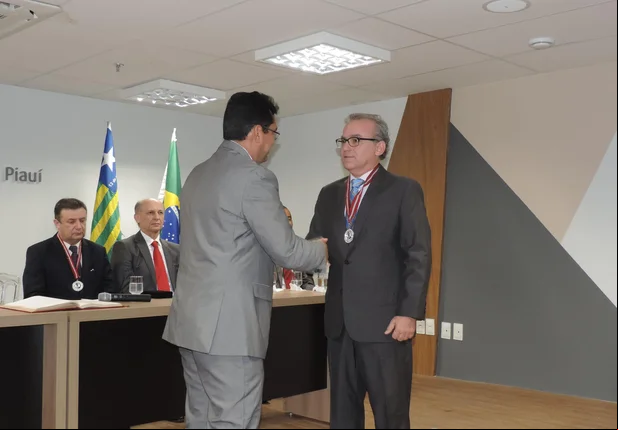 Firmino Filho recebe medalha Procurador de Justiça Darcy Fontenelle