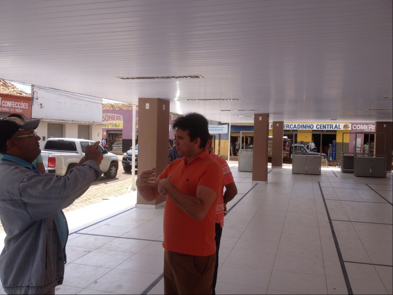 Marllos Sampaio visita obras 
