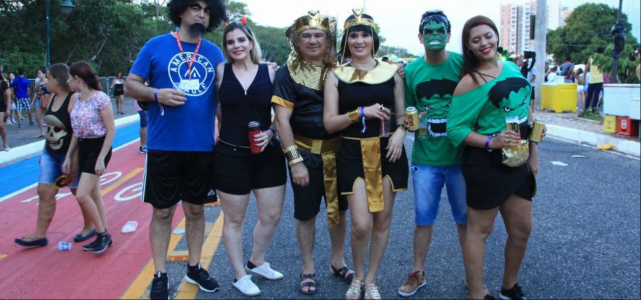 Os foliões na avenida Raul Lopes