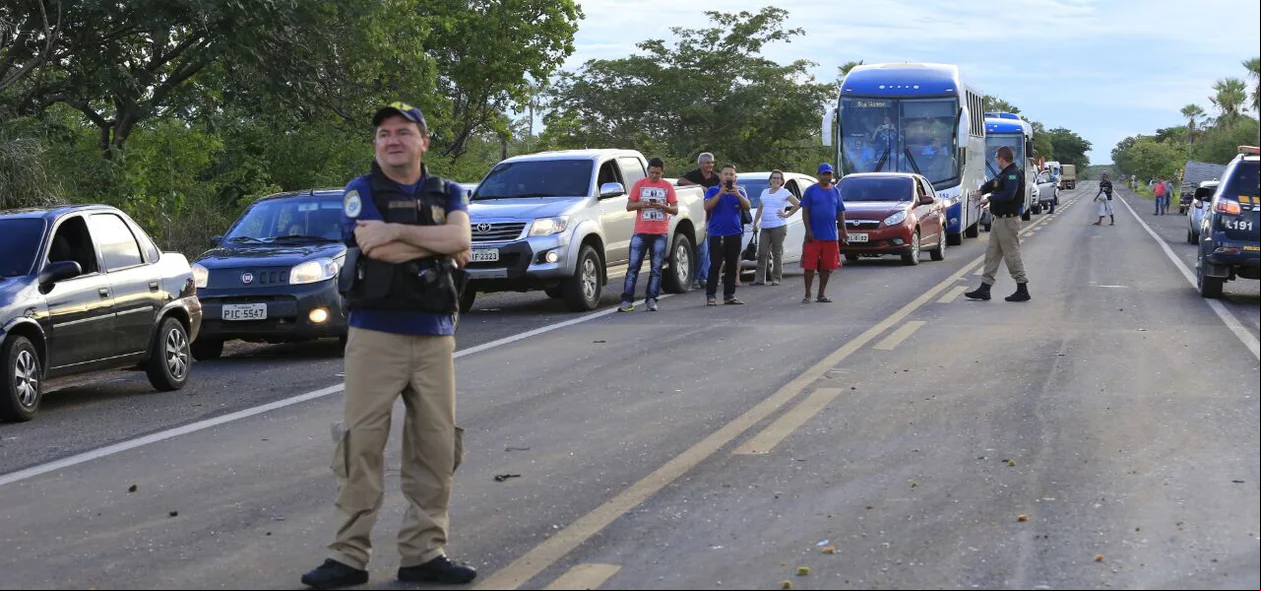 PRF esteve no local do crime e muitos populares acompanharam de perto a situação