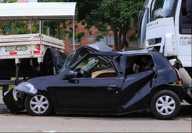 Carro fica esmagado após engavetamento na BR-343