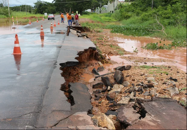 Acostamento desaba na BR 343 em Teresina