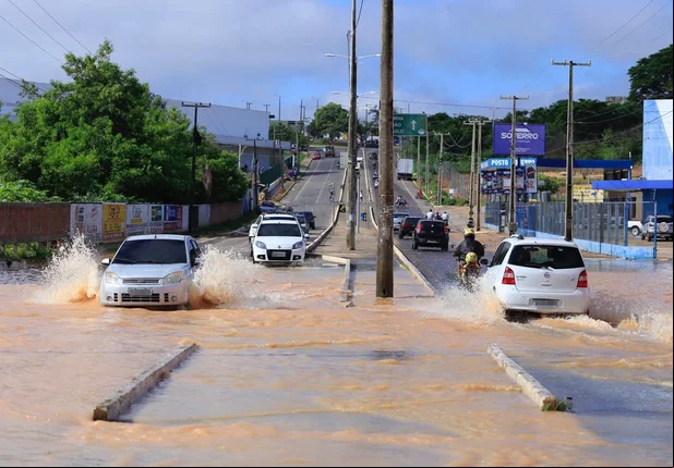 Alagamento causa transtorno a motoristas no bairro Dirceu