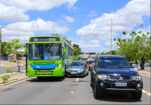 Colisão envolvendo quatro veículos na Avenida João XXIII