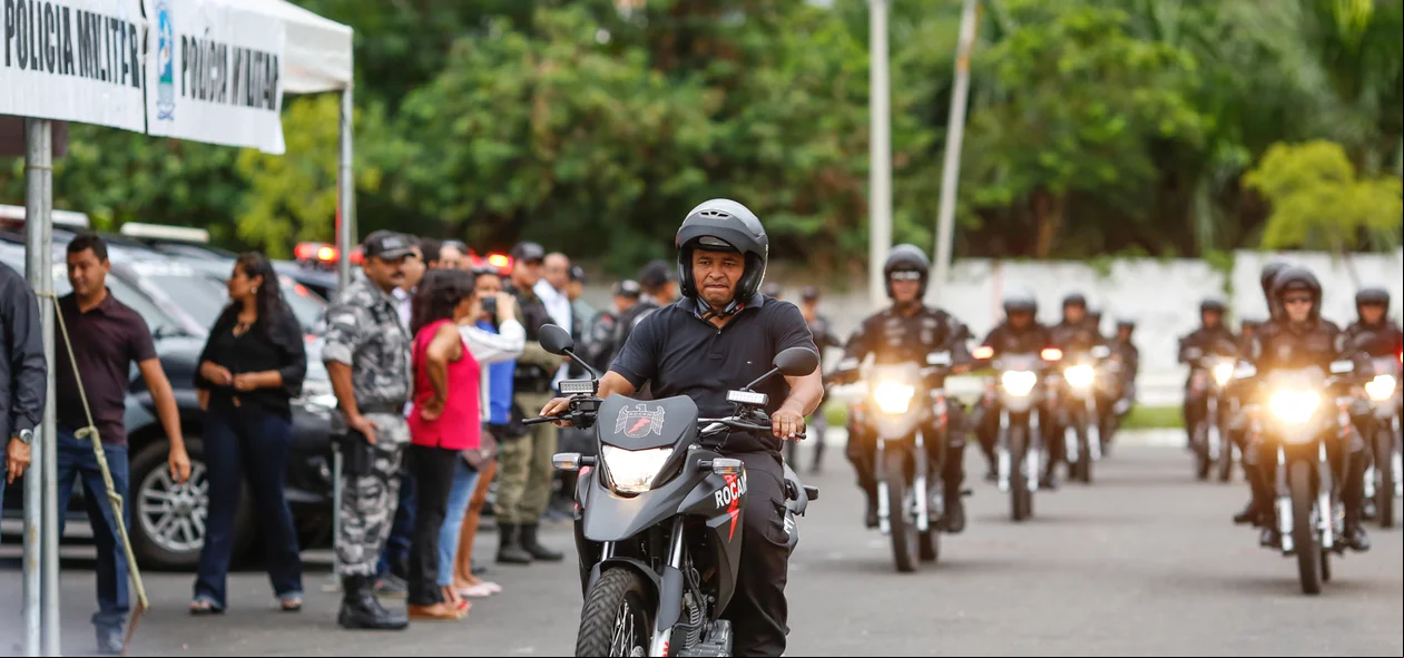 Secretário Fábio Abreu testando motos da ROCAM