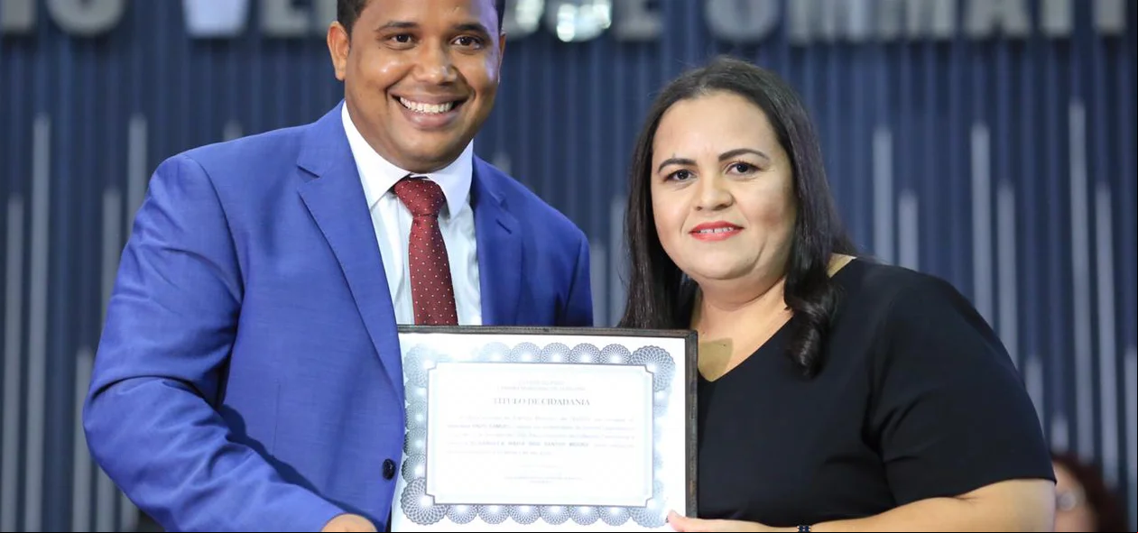 vereador Enzo Samuel com a homenageada