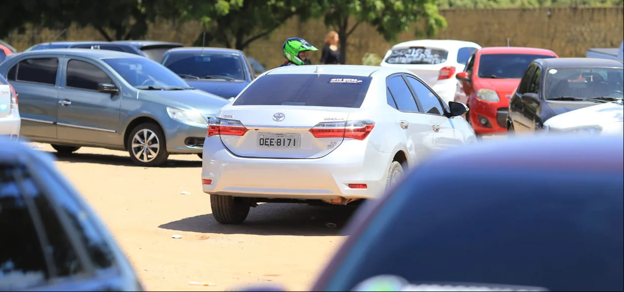 Carros parado no terminal de petróleo