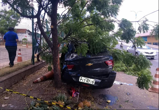 Homem perde controle de veículo na Avenida Miguel Rosa