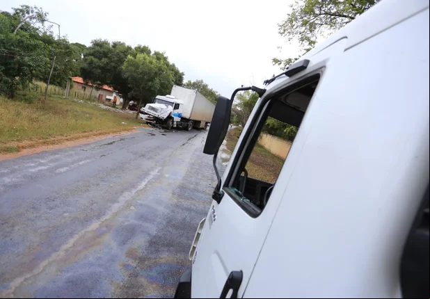 Dois caminhões colidem frontalmente na Santa Maria da Codipi