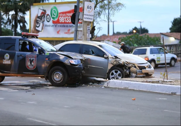 Acidente entre viatura da Rone e Corolla em Teresina