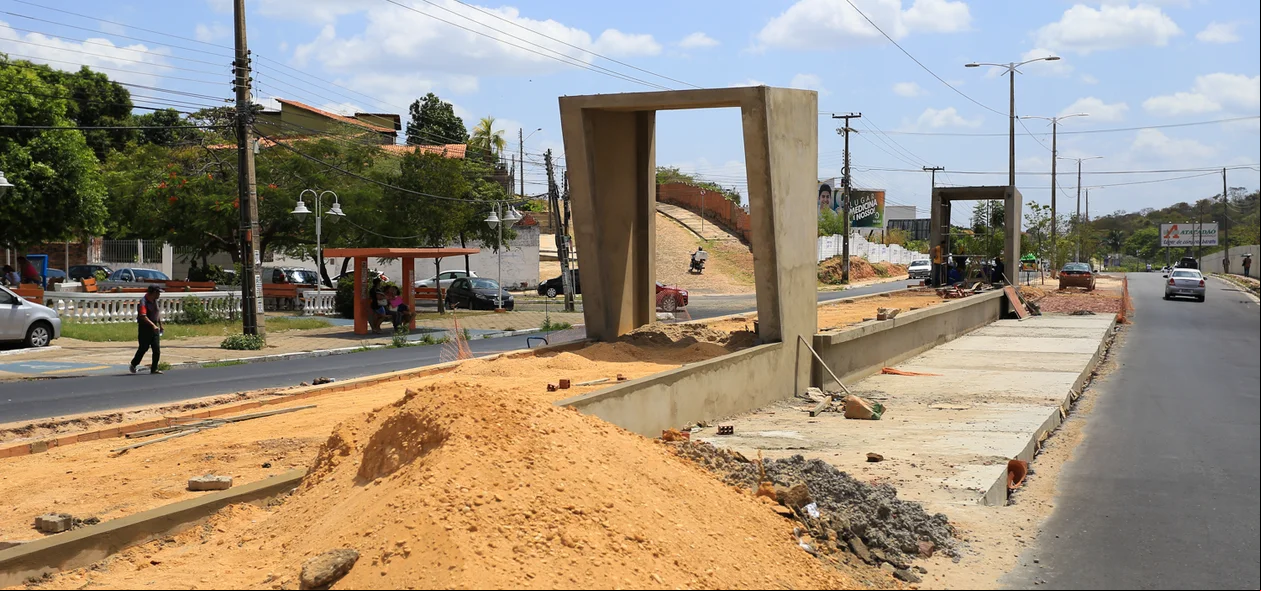 Obras em andamento na Avenida Duque de Caxias