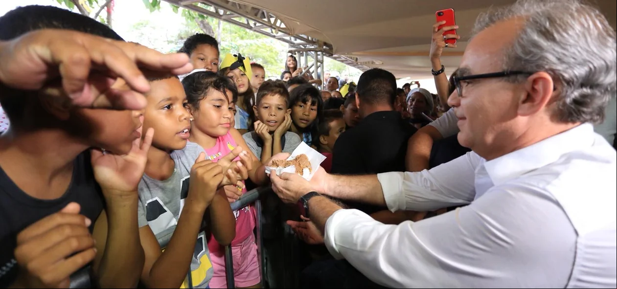 Prefeito Firmino Filho distribui bolo do aniversário de Teresina