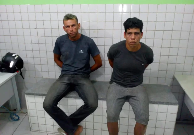 Maycon Ariano e Thayldon Ramon foram presos com duas facas e uma motocicleta roubada em Teresina