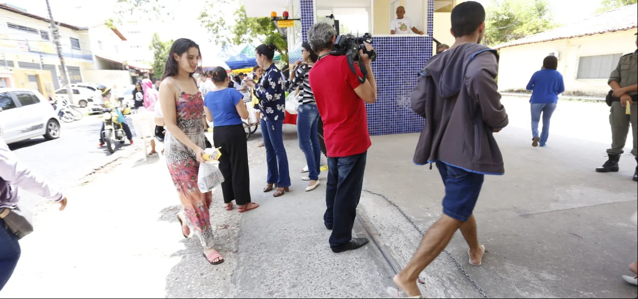 Estudante chegando para o segundo dia de provas do Enem